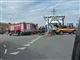 En færge og redningskøretøjer i havnen