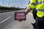 politmand med Stop-skilt