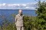 Dronning Margrethe smiler med havet i baggrunden