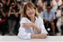 Jane Birkin i hvid skjorte smiler til kameraet