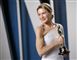 Renée Zellweger med en statuette i hånden.