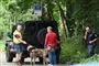 folk står med hund i skov 