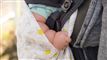 babyarm ses i en børnestol