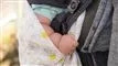 babyarm ses i en børnestol