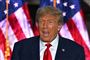 Donald Trump taler foran med det amerikanske flag i baggrunden