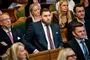 Steffen Larsen i Folketingssalen. Han er en høj, stor mand.