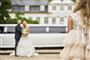 Brudepar ved limousine