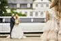 Brudepar ved limousine