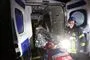 person på vej ind i ambulance