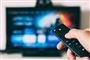 En fjernbetjening foran et sløret fjernsyn
