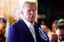 Donald Trump taler i en mikrofon