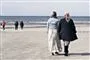 folk går på stranden