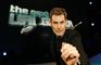 Uri Geller kigger direkte ind i kameraet.
