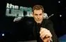 Uri Geller kigger direkte ind i kameraet.