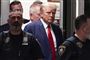 donald trump med rødt slips