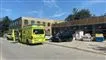 politi og ambulancer holder ved bygning