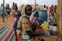 En mor fra Sudan med sine børn i en flygtningelejr på den anden side af grænsen i Tchad. En militær konflikt mellem to rivaliserede hære i Sudan er ved at udvikle sig til en katastrofe, advarer FN.