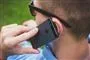 En mand med en iPhone han ses fra ryggen