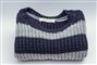 en sweater på et bord