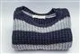 en sweater på et bord