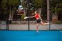 En dame spiller padel