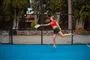 En dame spiller padel