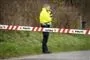 En politimand bag afspærringstape