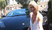 En blond kvinde ved en Lamborghini