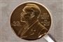 en forgyldt platte af Nobel