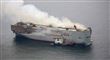 et kæmpe skib i brand på havet