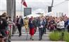 menneskemængde tager imod dronning margrethe
