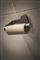 En tom toiletrulle på en toiletrulleholder