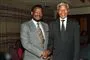  Nelson Mandela trykker hånd med Mangosuthu Buthelezi