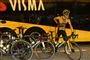 Jonas Vingegaard står foran holdets bus med sin cykel