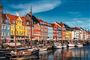 nyhavn i københavn med blå himmel 