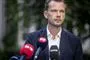 en mand møder pressen