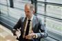 Skatteminister Jeppe Bruus (S) har de seneste uger haft travlt med at forklare, hvorfor ejendomsvurderinger er forsinket med nyt system. Efter de første vurderinger er kommet, mødes han med undren og kritik fra oppositionspartier på samråd i Folketinget onsdag.