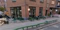 en bygning med en café