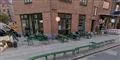 en bygning med en café