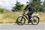 En mand på en elcykel