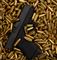 En pistol ligger i en masse ammunition