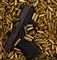 En pistol ligger i en masse ammunition