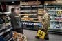 Folk i uniform i Netto