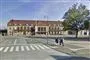 folk står på banegårdsplads