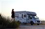 Kvinde ved mobile home