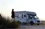 Kvinde ved mobile home