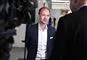 Skatteminister Jeppe Bruus taler med pressen.