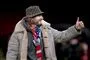 Nicklas Bendtner laver "thumbs up" i Parken iført en mærkelig hat og en enorm jakke. en