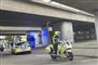 Blå blink fra flere køretøjer ved s-togsstationen.