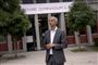 Mattias Tesfaye foran en bygning